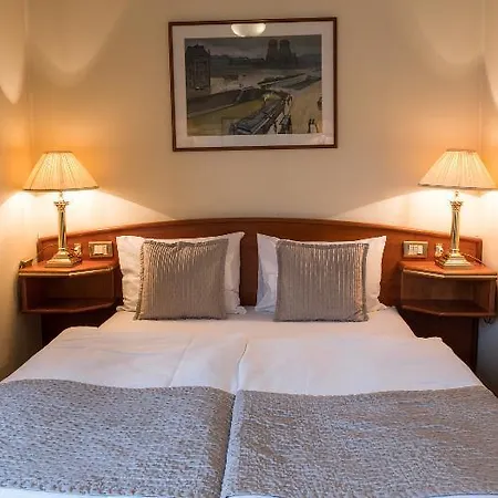 Onriver - Ms Cezanne Botel