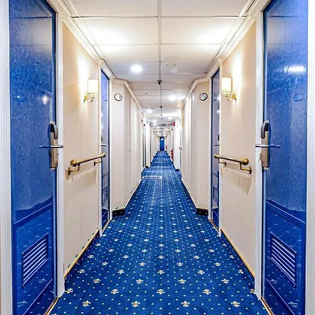 Onriver - Ms Cezanne Botel