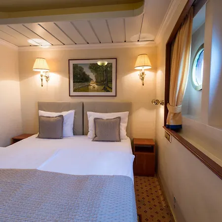 Onriver Hotels - Ms Cezanne