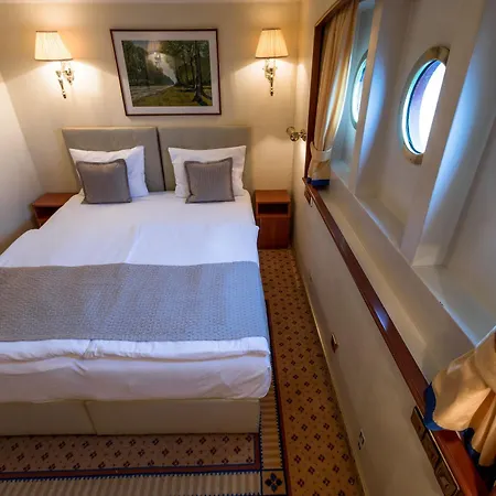 Onriver - Ms Cezanne Budapeste