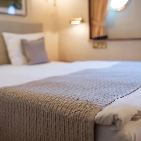 Onriver - Ms Cezanne Botel