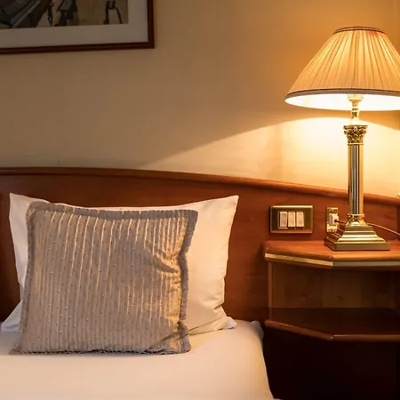 Onriver - Ms Cezanne