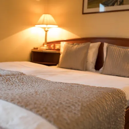 Onriver - Ms Cezanne Botel