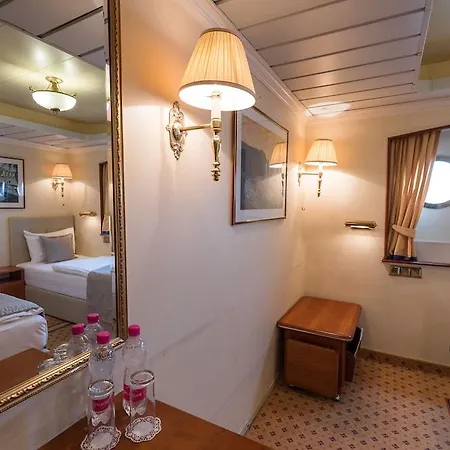 Onriver - Ms Cezanne