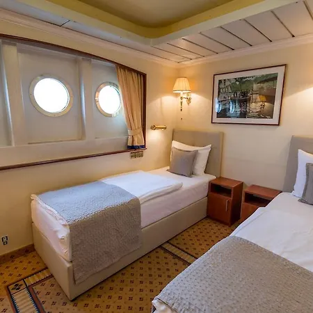 Onriver - Ms Cezanne