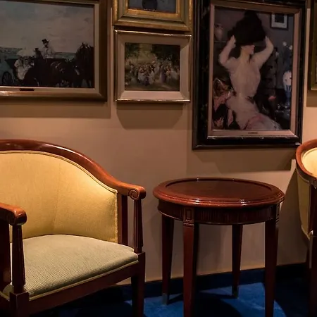 Onriver - Ms Cezanne Botel