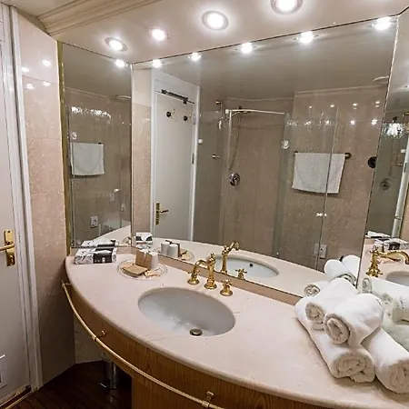 Onriver - Ms Cezanne Hotel en barco 4*