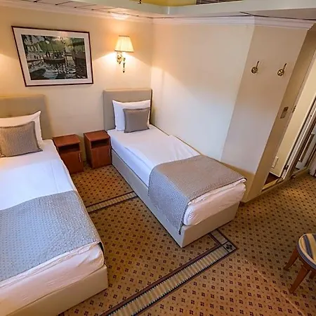 Onriver - Ms Cezanne Budapest