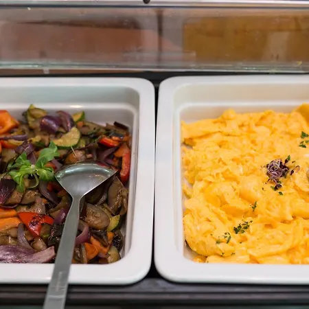 Onriver - Ms Cezanne Botel