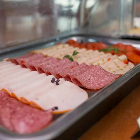 Onriver - Ms Cezanne Budapeste