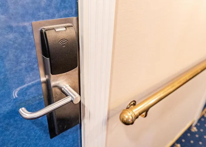 Onriver - Ms Cezanne Botel 4*