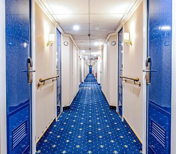 Onriver - Ms Cezanne Botel