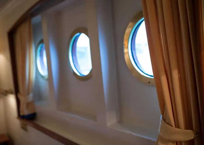 Onriver - Ms Cezanne