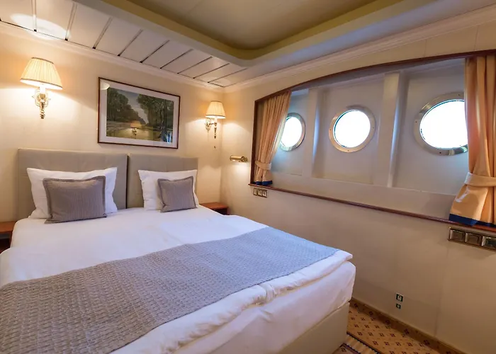 Onriver - Ms Cezanne Budapesta