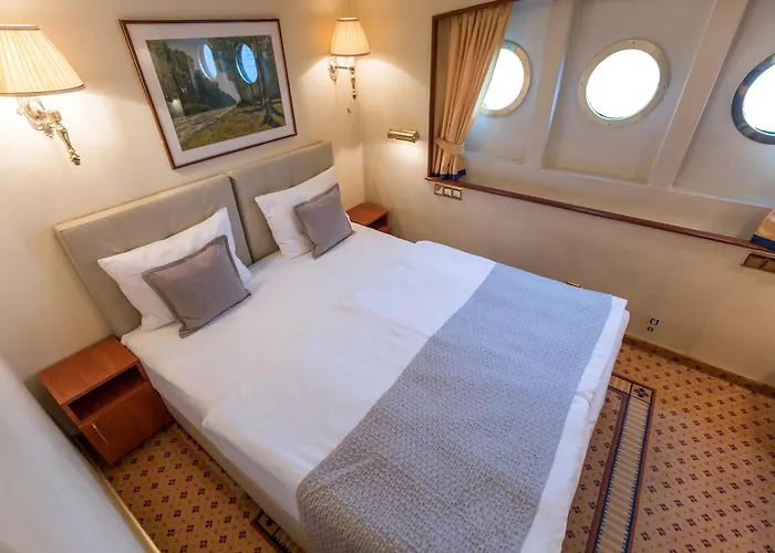 Onriver - Ms Cezanne Botel 4*