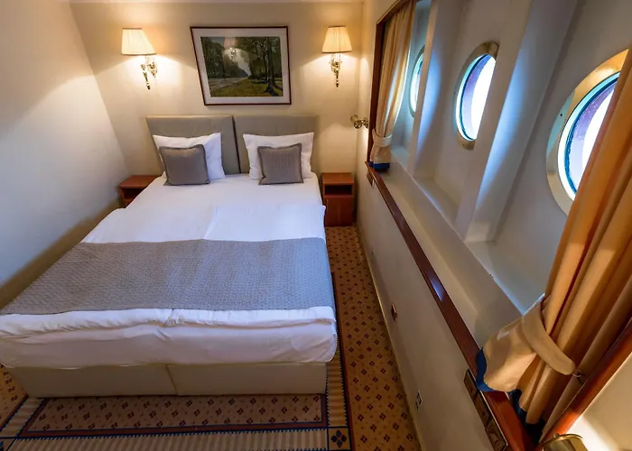 Onriver - Ms Cezanne Budapesta