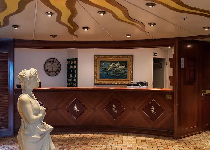 Onriver - Ms Cezanne Botel