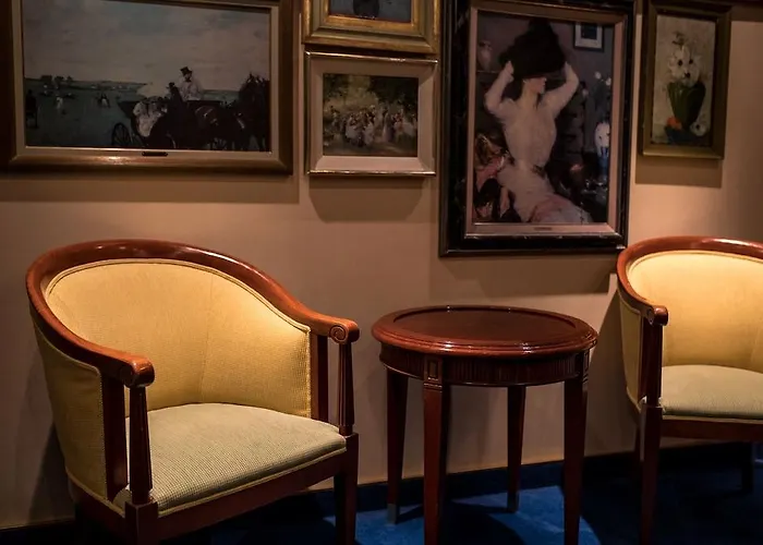 Onriver - Ms Cezanne Botel