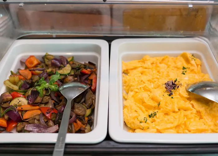 Onriver - Ms Cezanne Botel