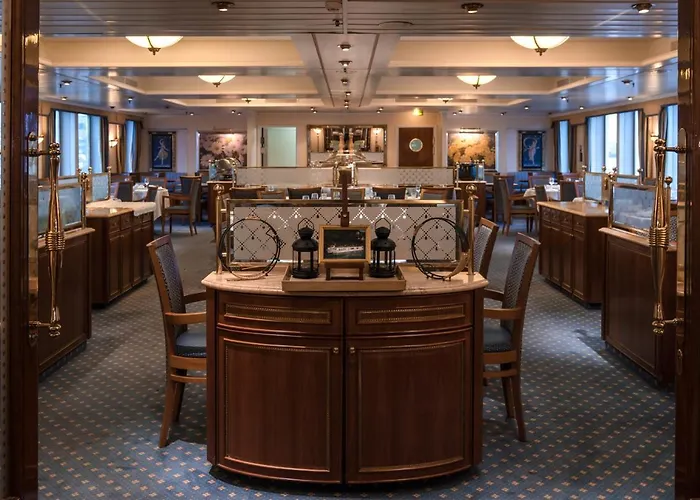 Onriver - Ms Cezanne Botel