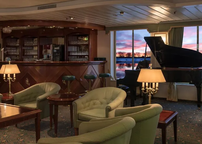 Onriver - Ms Cezanne Botel