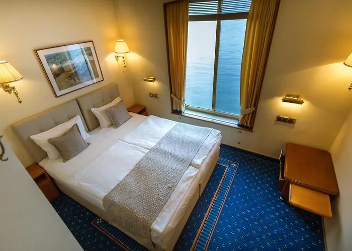 Onriver - Ms Cezanne Botel 4*