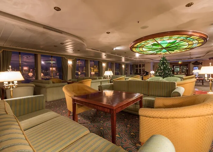 Onriver - Ms Cezanne Botel