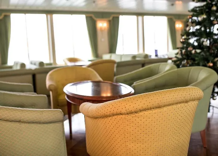 Onriver - Ms Cezanne Botel