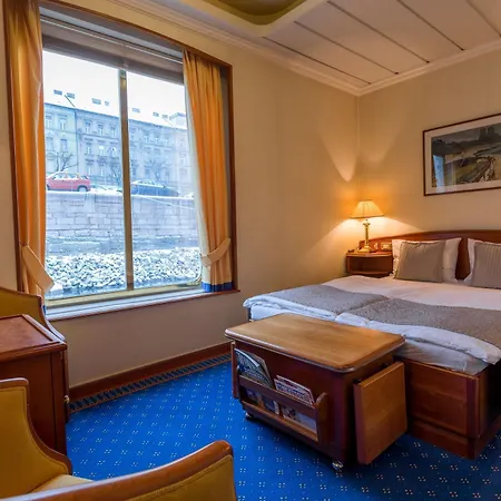 Onriver - Ms Cezanne Budapest