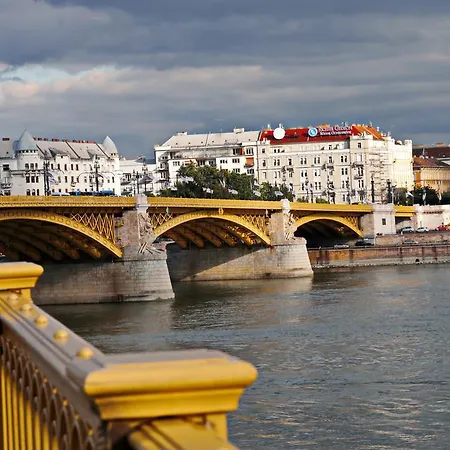 Onriver - Ms Cezanne Budapest